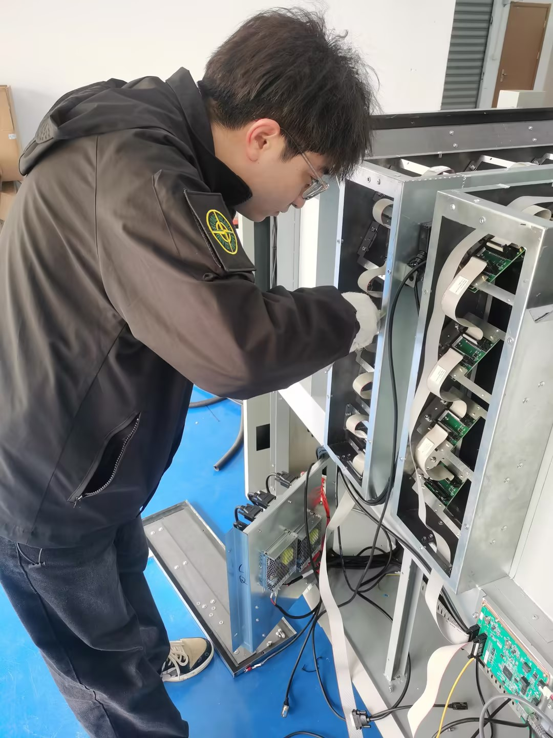 Қауіпсіз скринингтік машиналар шығару желісінде оқыту және жаттығу